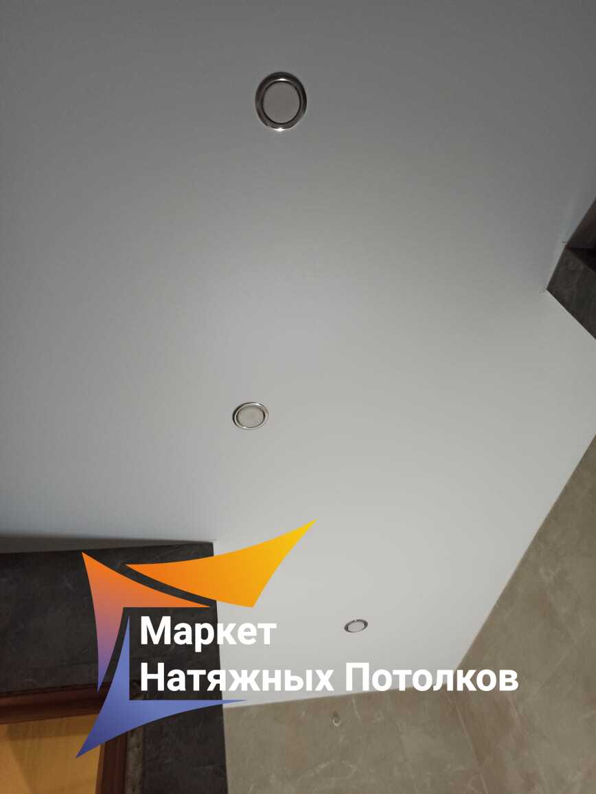 Матовый/глянцевый потолок, освещение, наклонные поверхности