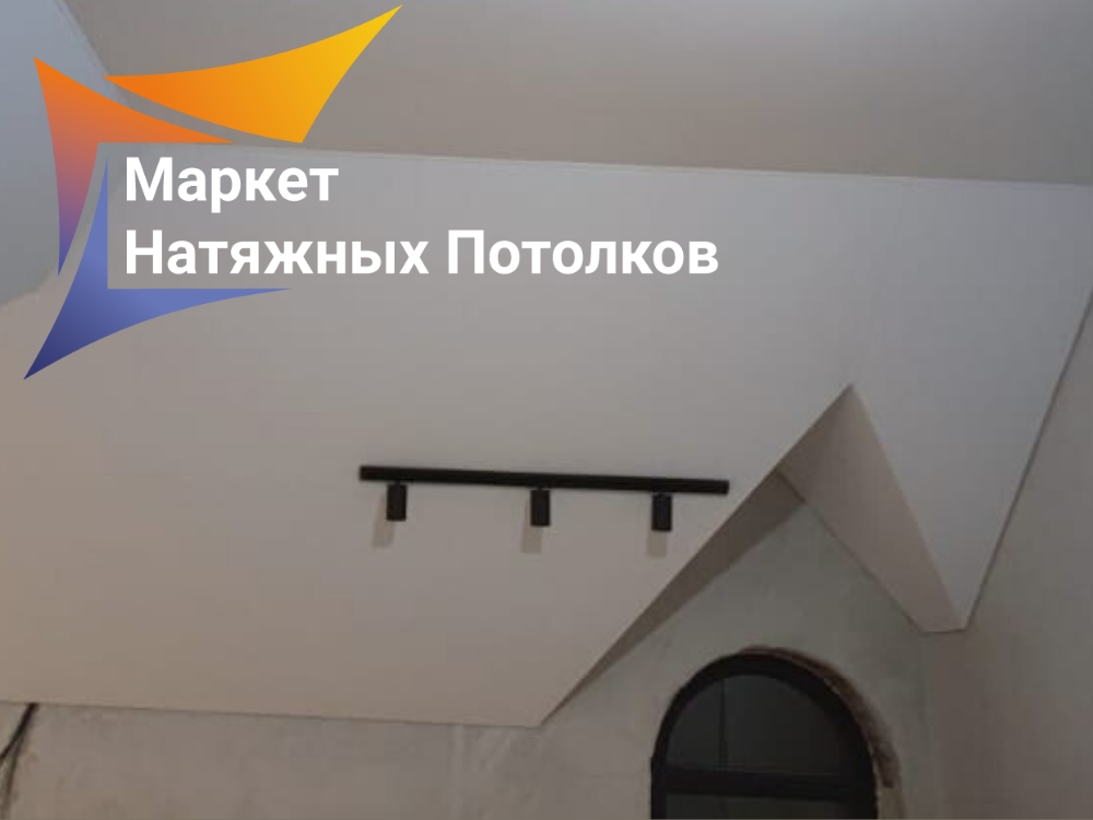 Ломанный потолок с трековыми светильниками и световыми линиями